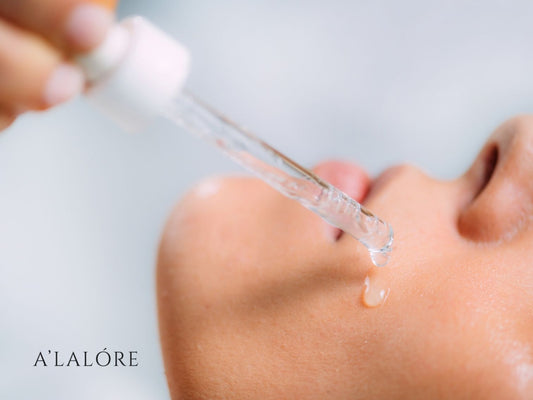 Cilde uygulanan alfa ve beta asitler aha bha içeren serum damlası yakın çekim görüntüsü