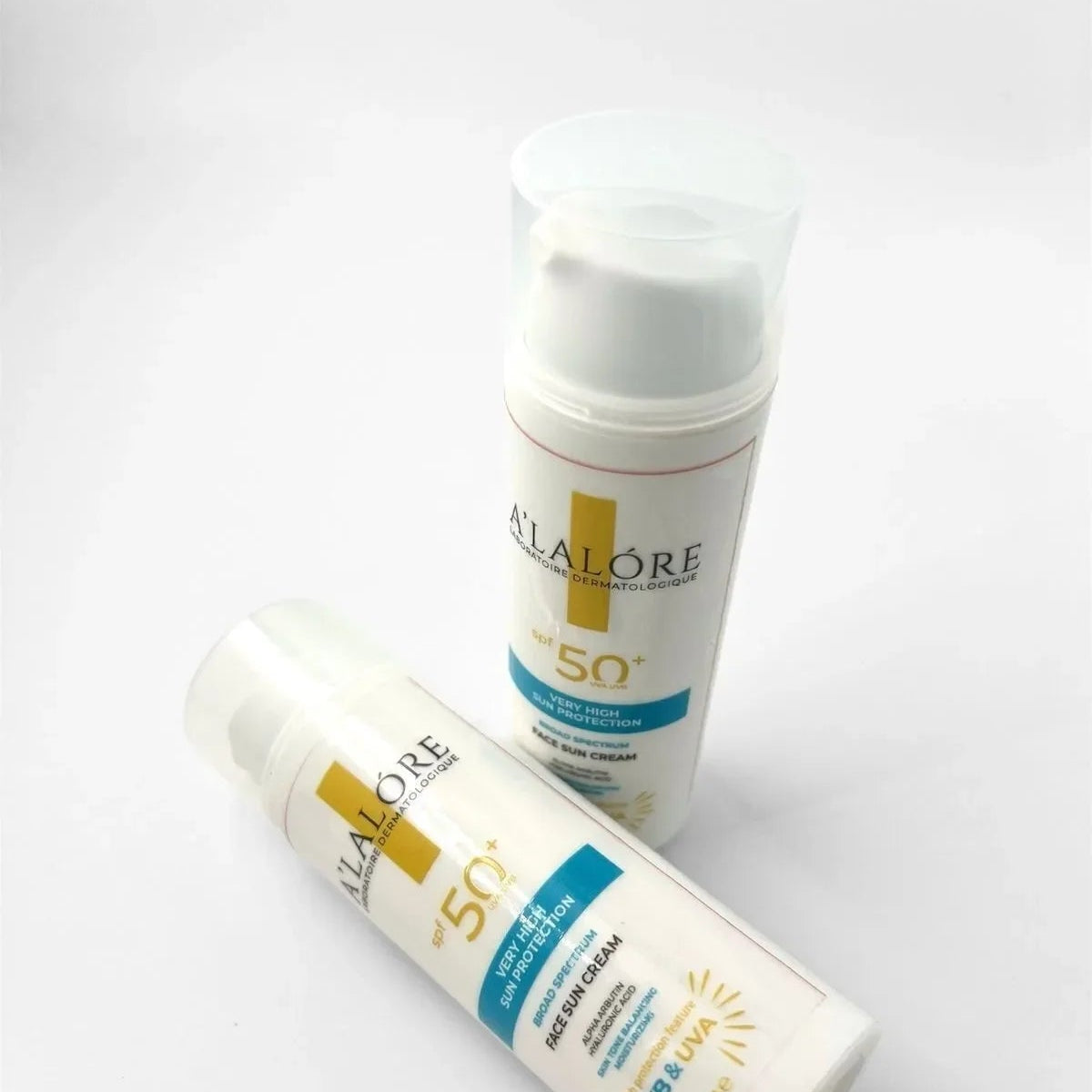 A'LALÓRE markalı güneş kremi SPF 50+ koruma sağlayan beyaz ambalajda iki şişe