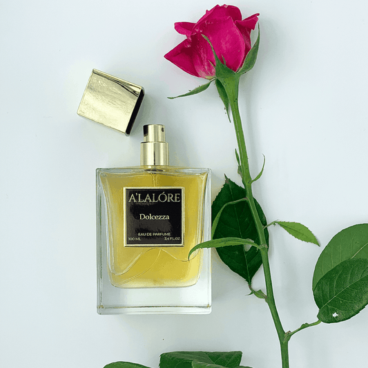 Alalore Dolcezza kadın parfüm şişesi ve yanında kırmızı gül ile beyaz arka plan