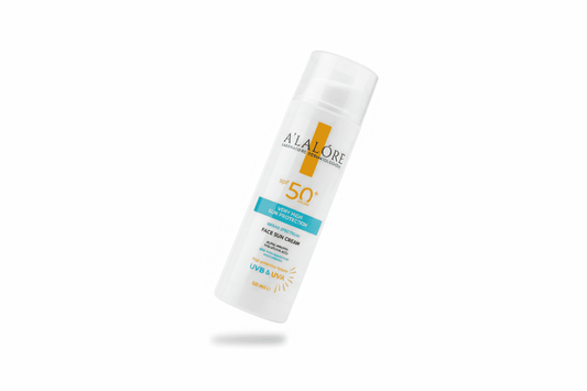 Alalore markalı SPF 50+ güneş kremi beyaz ambalajda yüz için koruyucu losyon