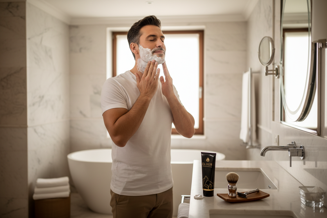 Banyoda ayna karşısında tıraş jeli uygulayan beyaz tişört giymiş erkek