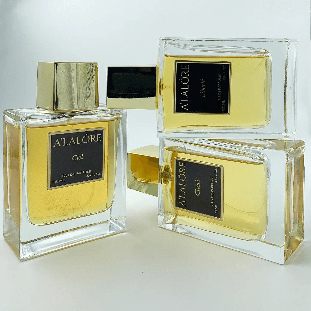 A'LALÓRE marka kadın parfüm şişeleri şeffaf cam ve altın kapaklı modern tasarım