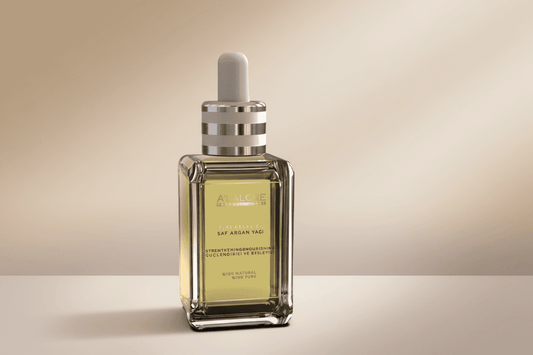 Alalore markalı argan içerikli saç bakım yağı şişesi nötr arka planda